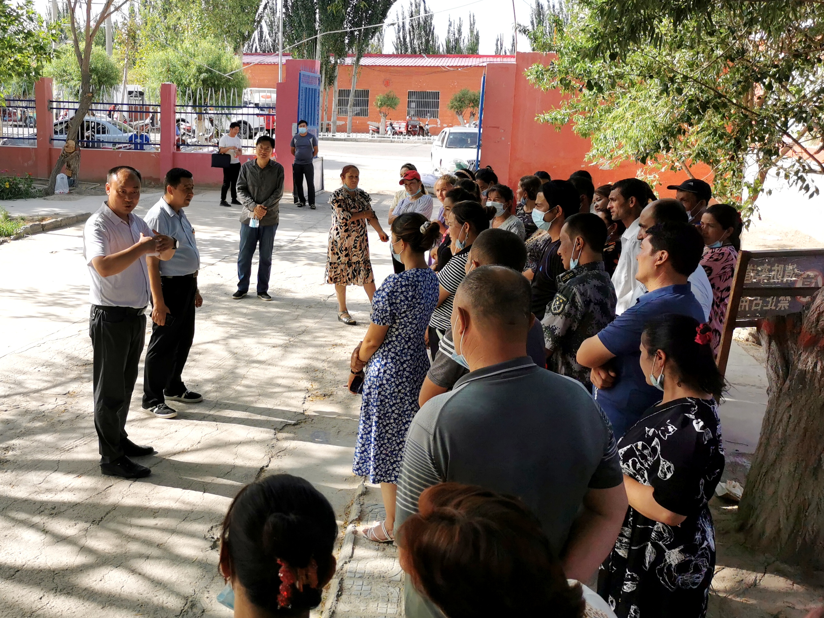 学校驻莎车县前方党工委书记高靖,亚喀艾日克乡党委书记梁秀超,亚喀